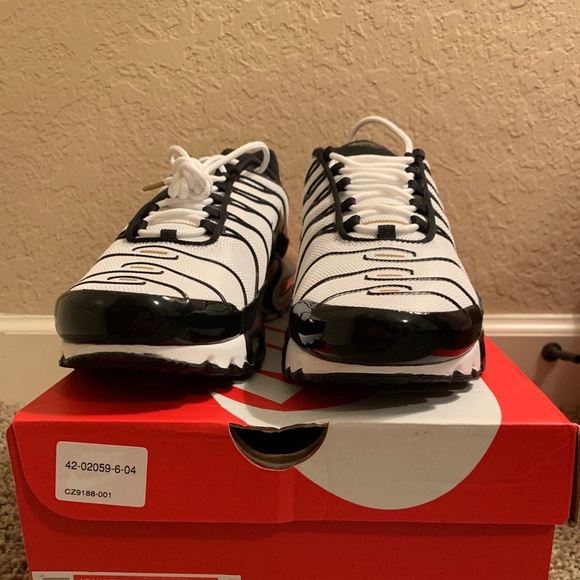 Nike Air Max Plus White Black Metallic Gold - Picture 2 of 6